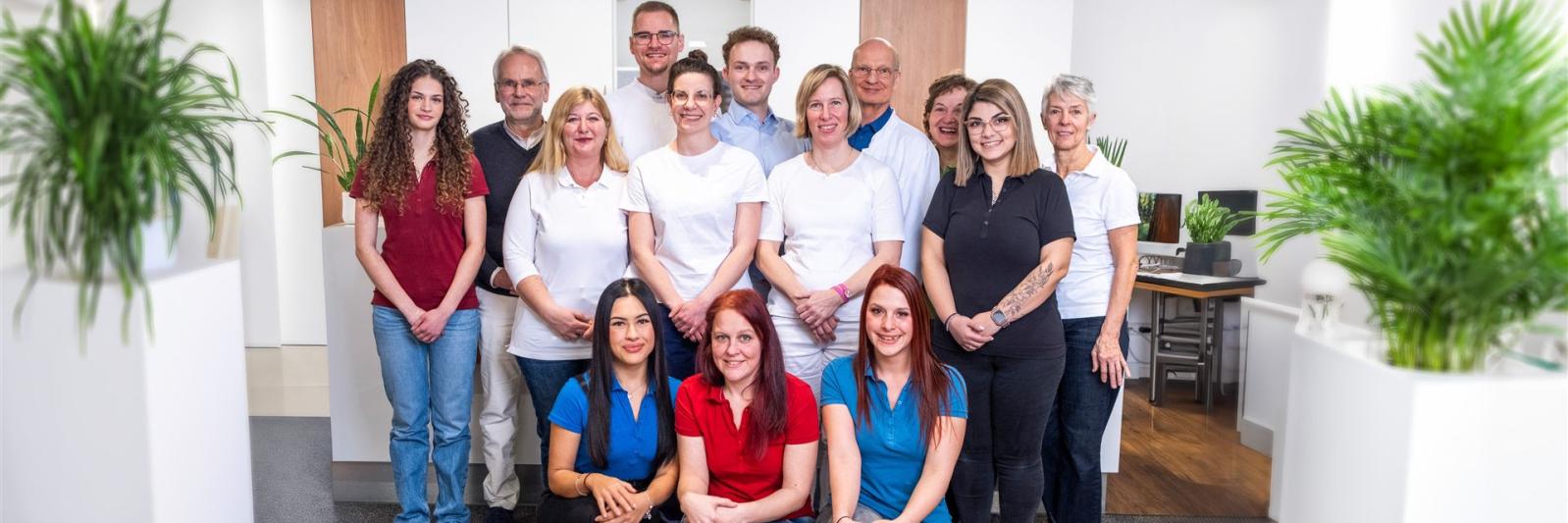 Gruppenfoto des Praxisteams mit Ärztinnen, Ärzten und Arzthelferinnen der Familienpraxis Wolfschlugen.
