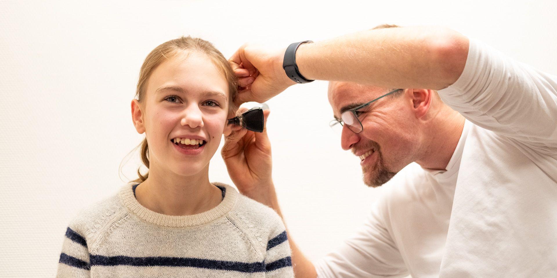 Ohruntersuchung bei einer jungen Patientin durch Herrn Goldschmied Ohruntersuchung bei einer jungen Patientin durch Herrn Goldschmied